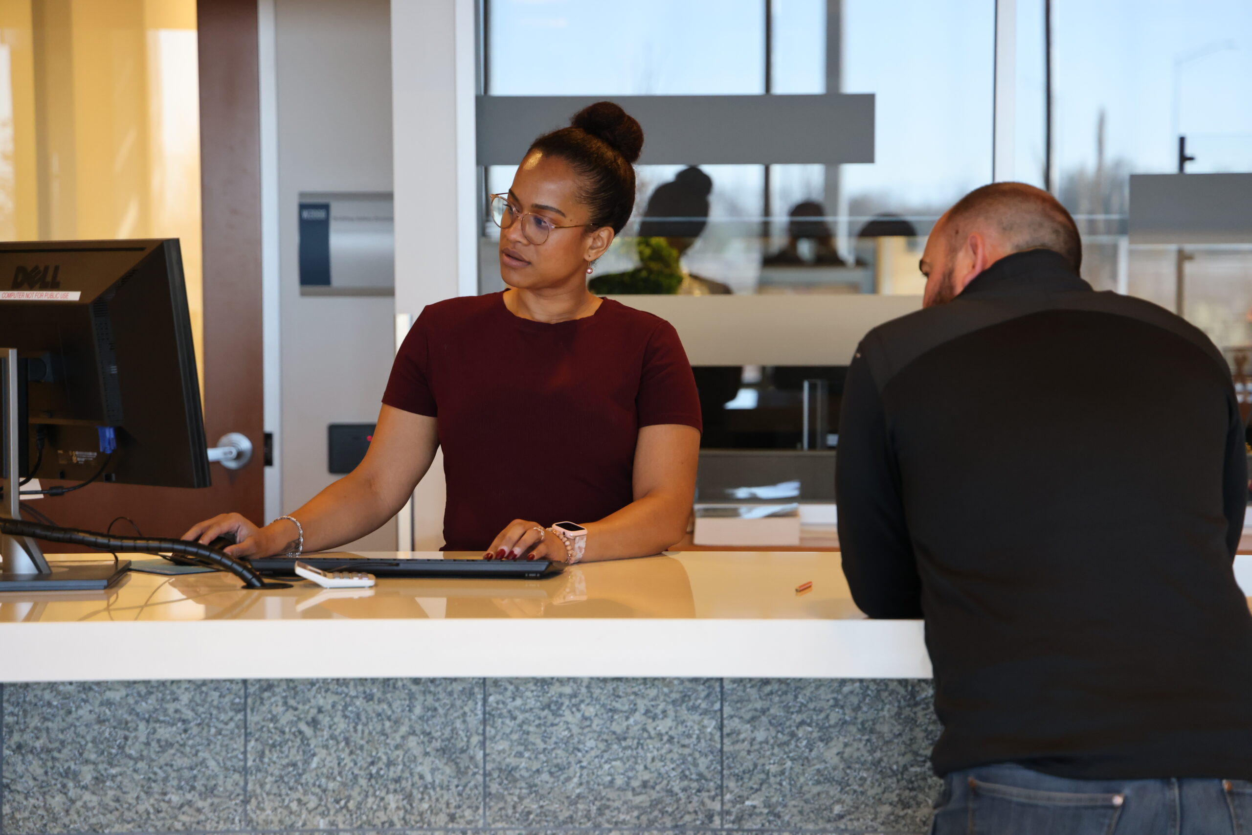 3V0A1434 engaging with a customer at a computer desk