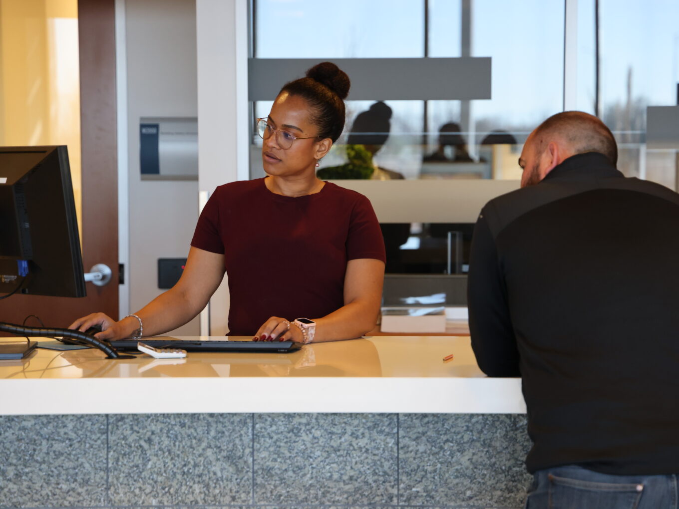 3V0A1434 engaging with a customer at a computer desk